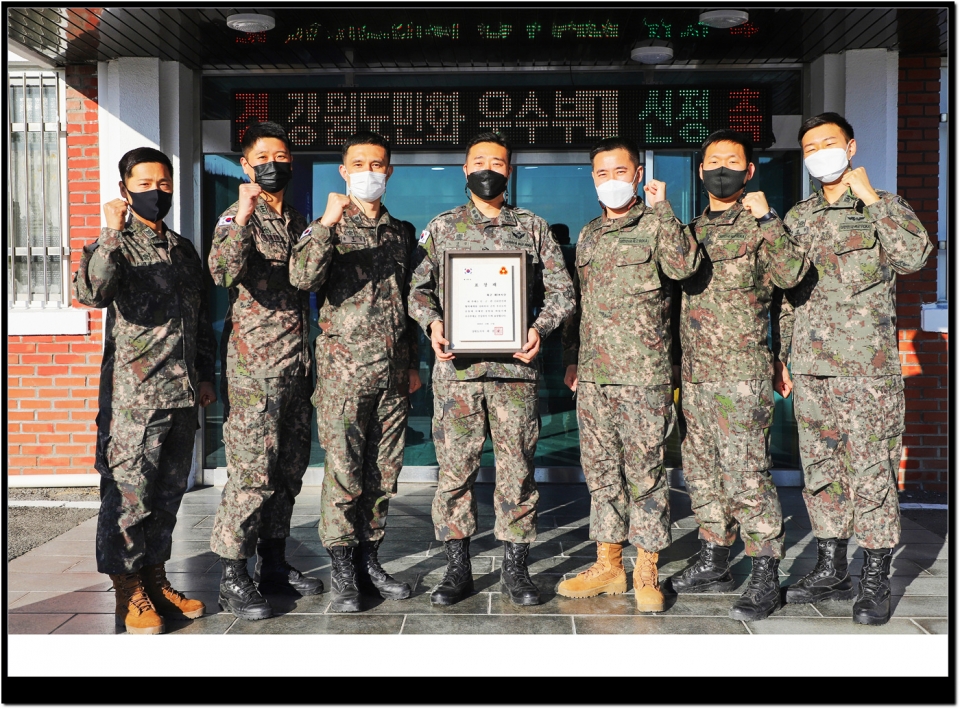 육군 제36보병사단 장병들이 강원도「군의 우리도민운동」우수부대가 선정된 것을 기념해 상패를 들고 기념 촬영하고 있다.