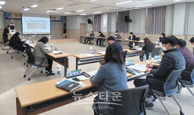 청양군이 지난 2월 4일 정산면행복마을터 2층 회의실에서 정산면, 목면, 청남면, 장평면 주민대표 23명으로 구성된 지역협의체와 회의를 갖고 건물 신축과 리모델링, 운영 프로그램에 대해 깊이 있는 논의를 진행했다.