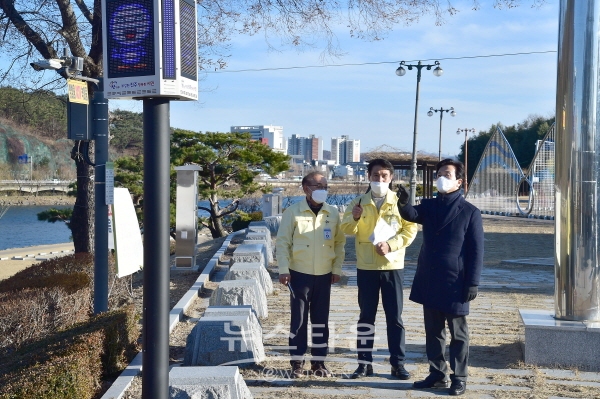 조규일 진주시장이 미세먼지 신호등 점검하고 있다.