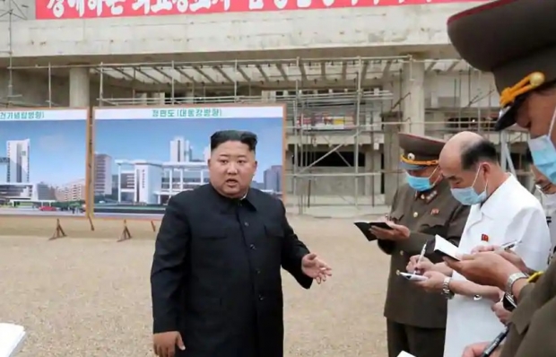 북한은 지난 1월 5~12일에 걸쳐 8일 동안 5년만의 당 대회를 개최하고, 새로운 경제 5개년 계획을 제시했다. 김정은은 전당대회에서 핵과 미사일 전력을 더욱 강화하는 동시에 외부에 의존하지 않는 이른바 “자립경제 건설”로 제재에 맞설 방침임을 밝혔다.(사진 : 유튜브)