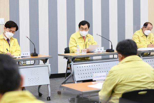 경주시가 지난 8일 시청 대회의실에서 주낙영 시장 주재로 새해 첫 읍·면·동장 회의를 열고 읍·면·동 주요 현안 사업에 대해 논의하고 있다.