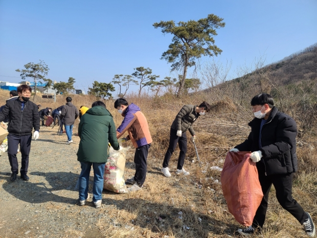경주시와 천북산업단지발전협의회(회장 이동희) 회원 등 30여 명이 지난 6일 천북산업단지 도로변에서 쓰레기 수거작업을 실시하고 있다.