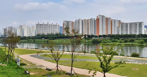 경주지역 아파트 거래량이 지난해부터 2배 가까이 늘면서 지역경기가 모처럼 활기를 띠고 있는 가운데, 경주시 현곡면에서 바라본 황성동 아파트 단지 모습.