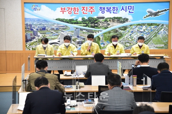 진주시 기획행정국 관계자들이 기자회견을 하고 있다.