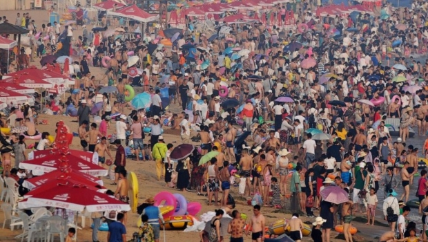 중국잡지 삼련 생활 주간(三聯生活週刊)은 “많은 젊은이들이 급등하는 주택비로 인해 생활에 여유가 없다고 지적하고, 또 교육비를 포함한 양육비는 중산층조차 큰 부담이라고 말한다”면서 “중국의 대도시의 주택 구입비는 연간수입의 십 수배인 것으로 알려졌다.”(사진 : abcnews 영상 캡처)