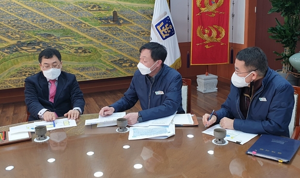 주낙영 경주시장이 지난 17일 정원호 한수원 월성원자력본부 운영실장을 집무실로 불러 기사의 진위 여부와 함께 논란 이후 한수원이 조치한 상황에 대해 직접 보고를 받고 있다.