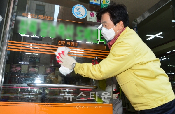청결운동에 참여하고 있는 조규일 진주시장