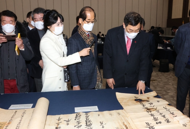 19일 경주하이코서 열린 ‘경주 최부자댁 근현대기록물 학술심포지엄’에 참석한 주낙영 시장이 지난 2018년 경주 최부자댁 곳간에서 발견된 문서들을 살펴보고 있다.