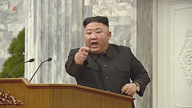 김정은 노동당 총서기가 회의를 지도하면서 인민군 간부들의 군사정치활동과 도덕생활에서 제기되는 ‘일련의 결함’을 지적하고, 도덕 규율의 확립이 중요하다며 사상교육과 통제를 강화하라고 지시했다.(사진 : 유튜브)