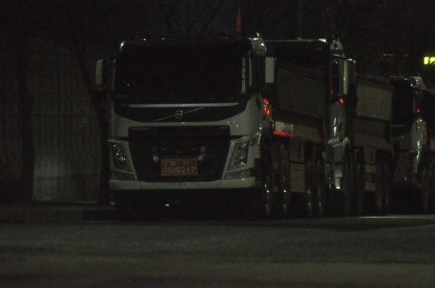 인천의 한 골재업체에서 새벽2시경 대부도 갯벌로 불법매립하기 위해 대기한 차량 10대의 모습