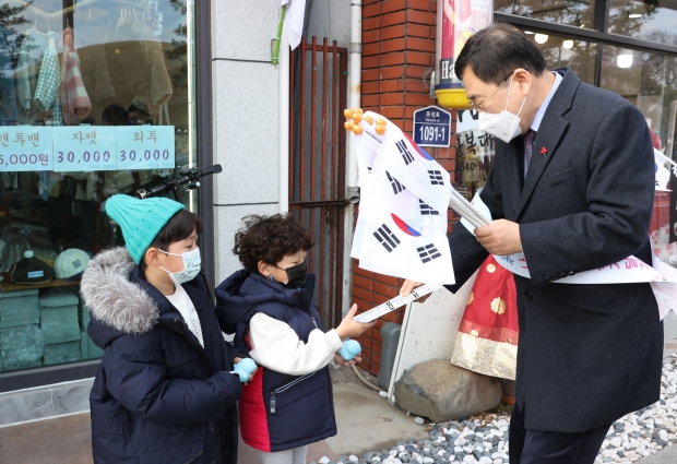 지난 26일 주낙영 경주시장과 황남동 이·통장, 상인, 경주시 새마을회 회원 등 20여 명이 황리단길을 찾아 관광객과 시민을 상대로 태극기가 새겨진 마스크와 태극기를 나눠주고 있다.