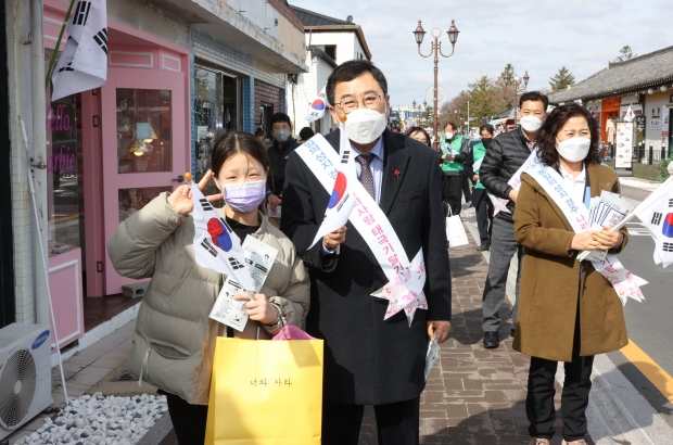 지난 26일 주낙영 경주시장과 황남동 이·통장, 상인, 경주시 새마을회 회원 등 20여 명이 황리단길을 찾아 관광객과 시민을 상대로 태극기가 새겨진 마스크와 태극기를 나눠주고 있다.