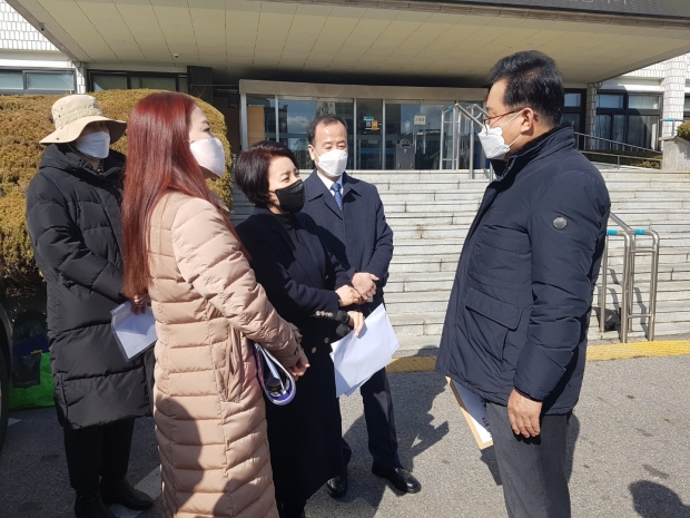 항의서한 전달후 인천시교육청관계자와 시민단체간에 청문회 개최 문제로 언쟁이 있었다.