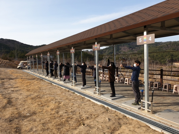 화랑마을 직원들이 국궁교육을 받는 모습