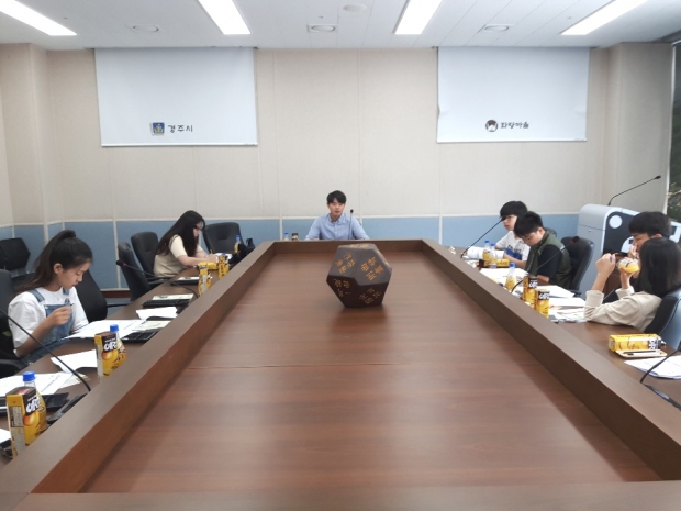 화랑마을 청소년운영위원회에서 회의를 여는 모습(2019년)