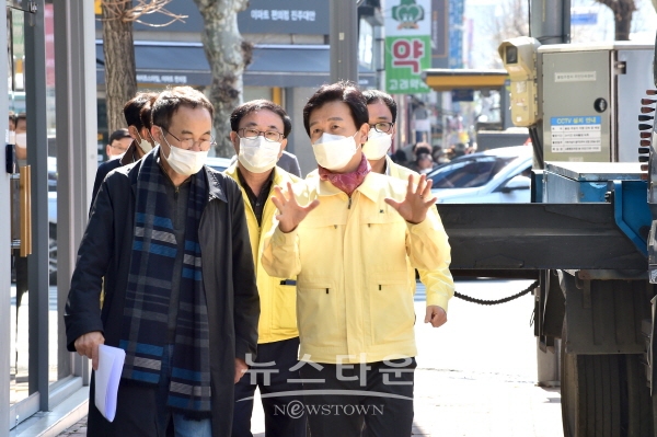 조규일 진주시장이 최삼영 총괄계획가와 함께 현장을 점검하고 있다.
