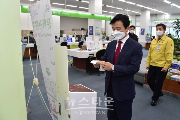 조규일 진주시장 문학자판기 시연을 하고 있다.