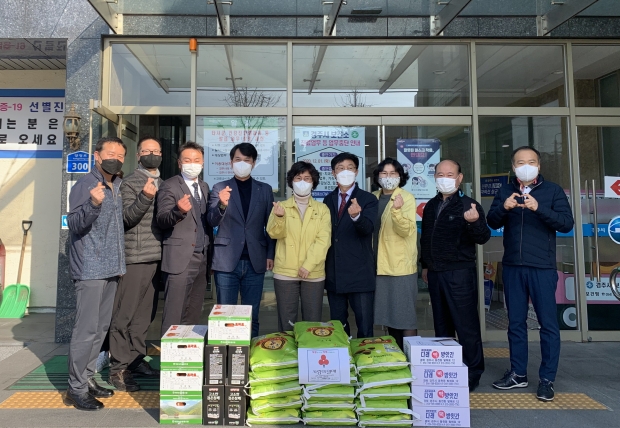 경주를 사랑하는 사람들의 모임 전성환 회장외 회원들이 경주시보건소를 방문해 쌀을 전달하고 함께 기념촬영을 하는 모습