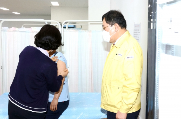 주낙영 경주시장이 큰마디큰병원을 직접 찾아 백신 접종을 하고 있는 의료진과 종사자들을 격려하고 있다
