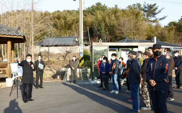 주낙영 경주시장이 10일 서면을 찾아 ‘심곡지 둘레길’ 조성사업과 ‘서면 도시가스 보급사업’ 등에 대해 보고받고 주민들과 대화를 나누고 있다.