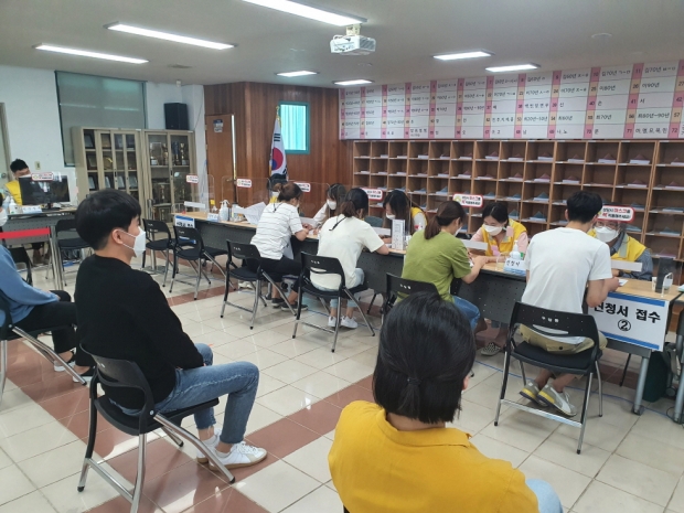 지진으로 피해를 입은 주민들이 접수처에서 무료상담을 통해 피해구제 지원금을 신청하고 있다.