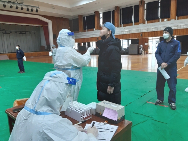 경주시 보건소에서 코로나 감염 차단을 위해 외국인 근로자들을 대상으로 코로나19 검사를 실시하고 있다.
