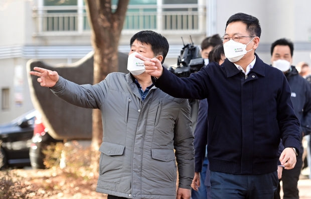 박남춘 인천광역시장이 지난 16일 계산동 공영주차장 조성현장을 찾아 박형우 계양구청장과 현장부지를 보고 있다.