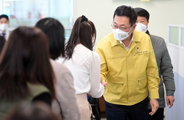 박남춘 인천광역시장이 계양구 효성1동 행정복지센터에서 직원들과 인사하고 있다.