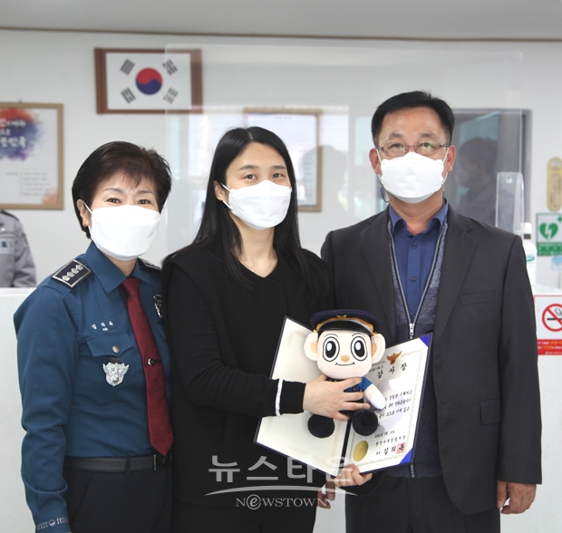 천안서북경찰서가 지난 3월 16일 전화금융사기(보이스피싱) 피해를 예방한 성환농협 A직원에게 경찰서장 감사장을 전달했다. A직원은 지난해 연말에도 보이스피싱 피해를 예방한 유공으로 경찰서장 감사장을 받은 바 있다.