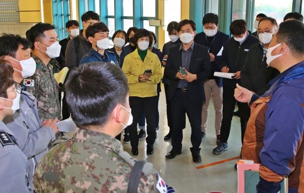 김호진 경주 부시장이 예방접종센터 예정지인 실내체육관을 찾아 행정안전부, 경찰청, 소방청, 국방부 관계자들과 합동점검을 실시하고 있다.