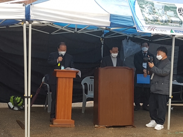 정낙인 백운주택1구역 조합장이 인사말을 하고 있다.
