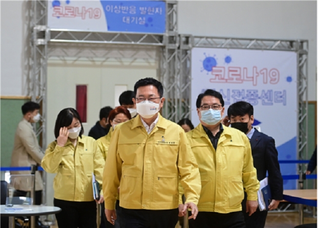 박남춘 시장이 지난 15일 연수구 선학체육관에 설치된 코로나19 예방접종센터를 점검했다.