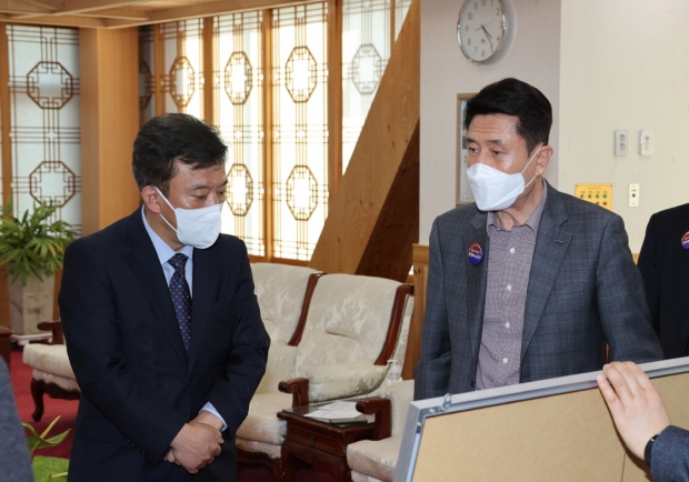 (왼쪽부터) 이영기 대구지방환경청장, 이강덕 포항시장