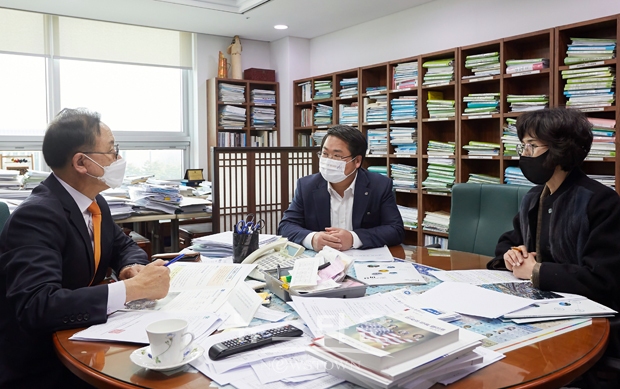 오세현 아산시장이 3월 24일 국회를 찾아, 충청권 국회의원인 어기구(당진), 문진석(천안)과 지역구 의원인 이명수, 강훈식 의원을 방문하고, 복기왕 국회의장 비서실장을 만나 주요현안사업 해결을 위한 국회 차원의 노력을 요청했다.