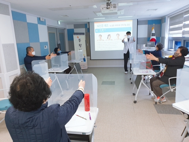 경주시 치매안심센터에서 경증치매환자를 대상으로 봉황학당 과정을 진행하고 있다
