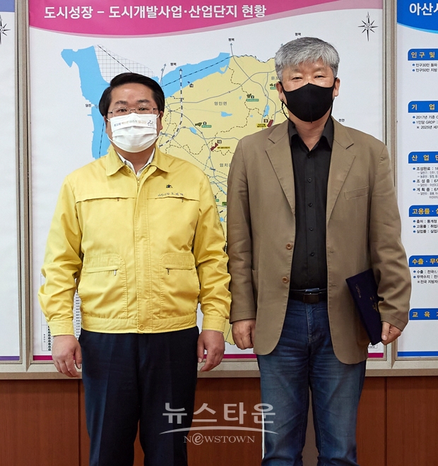 아산시가 지난 3월 26일 이희원 선문대학교 건축학부 교수를 아산시 도시재생지원센터장으로 위촉했다. 사진) 좌측부터 오세현 시장, 이희원 센터장
