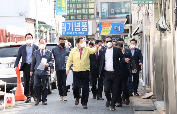 주낙영 경주시장이 민선 7기 공약사업과 주요 시정현황을 점검하고 있는 가운데, 지난 26일 황오동을 찾아 소통의 시간을 갖고 있다.