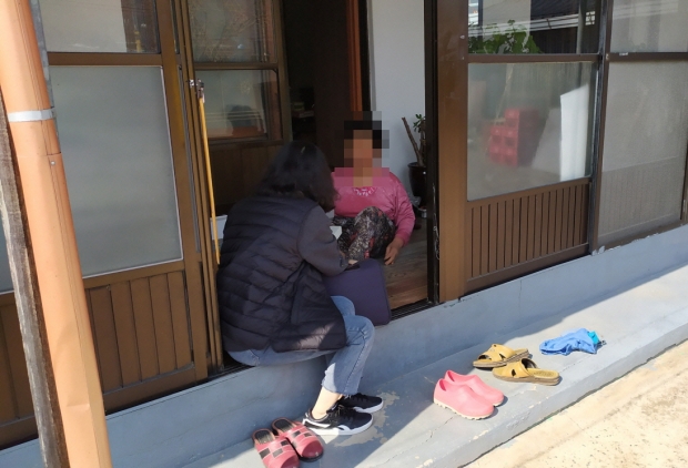 건천읍 맞춤형복지팀에서 홀로어르신 가정을 방문하는 모습