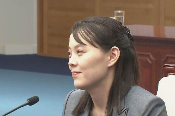 김여정(위 사진)은 또 “이처럼 비논리적이고 후안무치한 행태는 우리의 자위권을 유엔 결의 위반이니, 국제사회에 대한 위협이니 하고 걸고 드는 미국의 강도적인 주장을 덜함도 더함도 없이 신통하게 빼닮은 꼴”이라며 “자가당착이라고 해야 할까, 자승자박이라고 해야 할까”라고 배배꼬았다. (사진 : 유튜브)