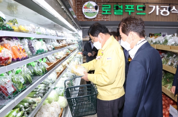 주낙영 경주시장이 개점행사 후 매장을 둘러보고 있다.