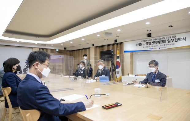 협약식을 진행하기에 앞서 협의를 하고 있다.