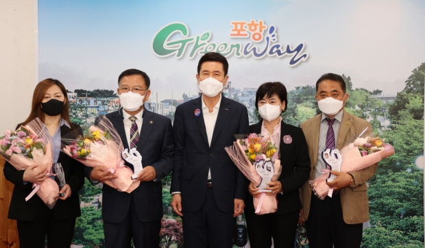 (왼쪽부터) 박은선 연일읍 방위협의회 간사, 조현진 장량동 방위협의회 위원         이강덕 포항시장, 최은성 장량동 방위협의회 위원, 조명호 오천읍방위협의회 사무국장