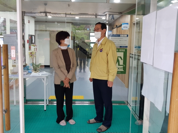 도성현 복지국장이 장애인거주시설을 방문해 코로나19 방역현장을 점검하고 있다.