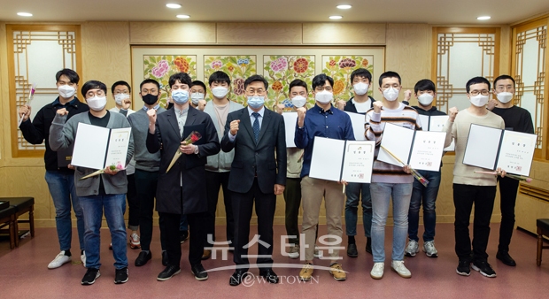 청양군이 청양군보건의료원과 보건지소에 신규 공중보건의사 14명을 배치, 의료 공백을 해소했다. 충원된 의사는 영상의학과·성형외과·직업환경의학과 전문의 각 1명, 일반의 5명, 한방의 4명, 치과의 2명이다.