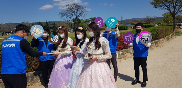 경주시에서 지난 10일 황리단길과 동부사적지 등지에서 코로나19 방역수칙 홍보 캠페인을 전개하고 있다.
