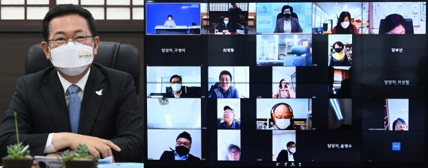 박남춘 인천광역시장이 13일 시청 접견실에서 온라인으로 열린 '2021년도 제1회 양성평등위원회'에서 인사말을 하고 있다.