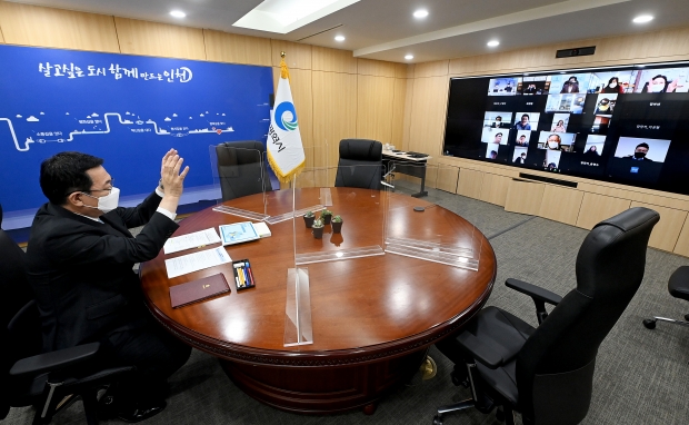 박남춘 인천광역시장이 13일 시청 접견실에서 온라인으로 열린 '2021년도 제1회 양성평등위원회'에서 참석자들과 인사를 하고 있다.