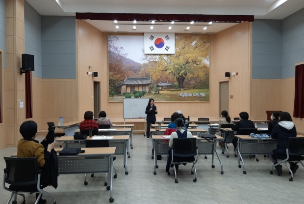 시 낭송반이 운영되는 모습
