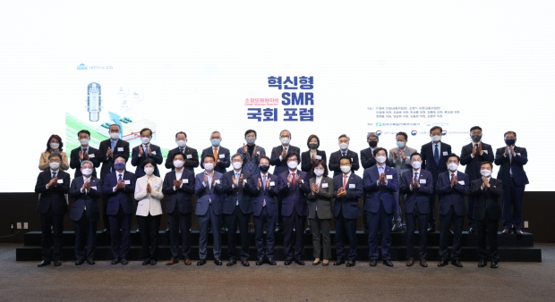 한국수력원자력(한수원)과 한국원자력연구원이 공동주관하고 국회 과학기술통신위원회 위원장인 더불어민주당 이원욱 의원과 국민의 힘 김영식 의원을공동위원장으로 하는 '혁신형 SMR 국회포럼' 출범식이 14일 여의도 글래드호텔에서 열렸다. 행사장에서 정재훈 한수원 사장(앞줄 왼쪽 일곱번째)과 박원석한국원자력연구원장(앞줄 왼쪽 첫번째), 이원욱 의원(앞줄 왼쪽 여덟번째)과 김영식 의원(앞줄 오른쪽 일곱번째)을 비롯한 국회의원과 참석자들이 기념촬영을 하고 있다.