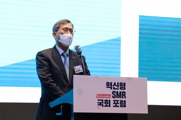 혁신형 SMR 국회포럼 개회사 중인 정재훈 한수원 사장